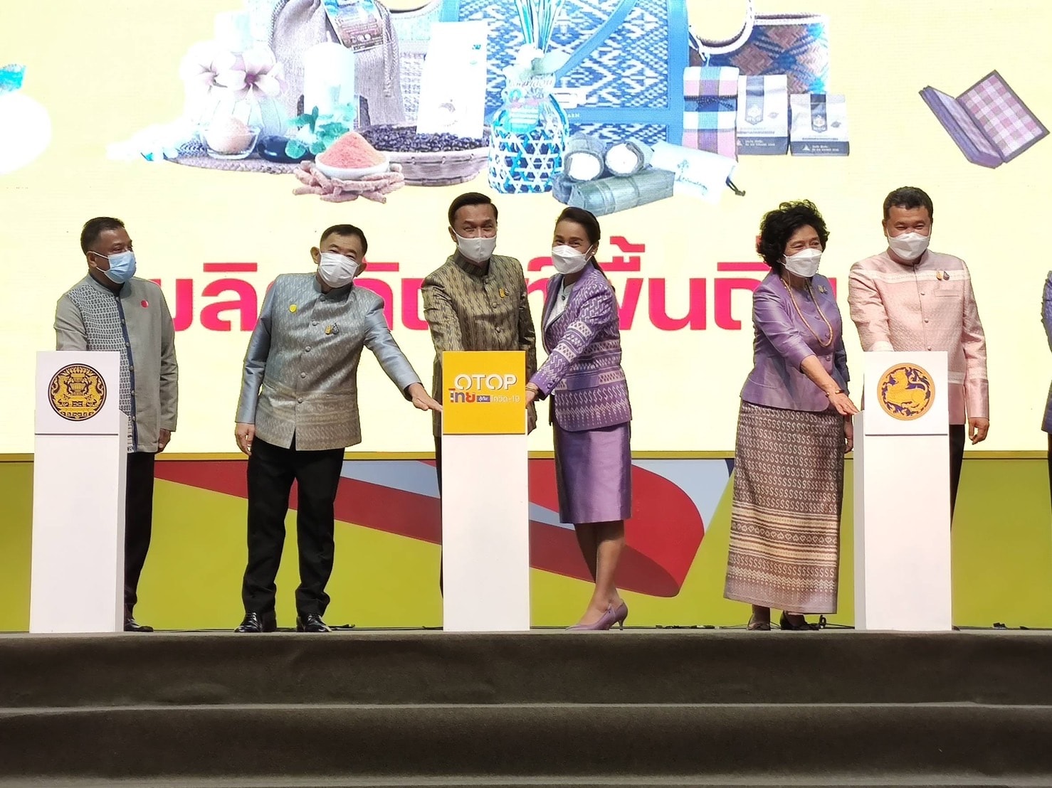 จังหวัดลำปาง   ร่วมเปิดงานอย่างยิ่งใหญ่ มหกรรม “OTOP ไทย สู้ภัยโควิด -19 ”   นายทรงศักดิ์ ทรงศรี รัฐมนตรีช่วยว่าการกระทรวงมหาดไทย ให้เกียรติเป็นประธานเปิดงานฯ ภายใต้แนวคิด ” ผลิตภัณฑ์พื้นถิ่น ศิลปินพื้นบ้าน เศรษฐกิจไทยพ้นภัยโควิด-19 ”  ณ ศูนย์แสดงสินค้าฯ ชาเลนเจอร์ 2 อิมแพ็ค เมืองทองธานี