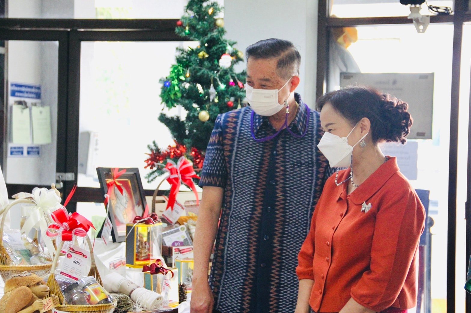 พช.ลำปาง  นำโดยพ่อเมืองลำปาง เชิญชวนใช้กระเช้าสินค้า OTOP เป็นของขวัญ ของฝากในช่วงเทศกาลปีใหม่ 2565
