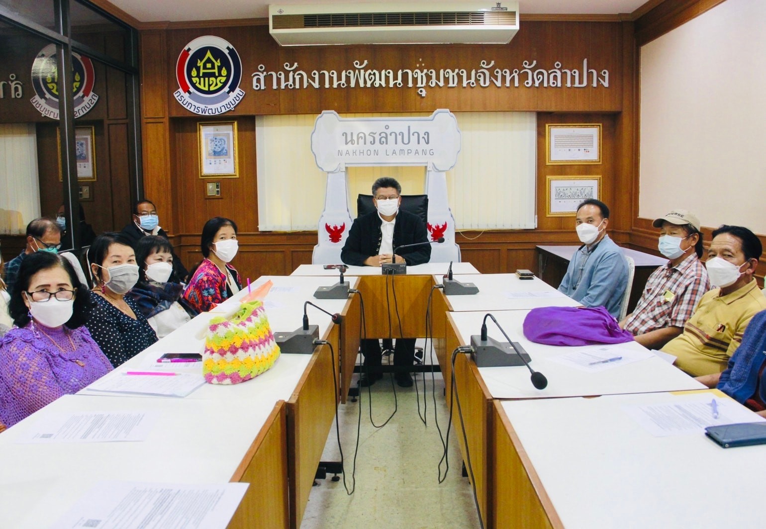 พช.ลำปาง  ประชุมชี้แจงให้ผู้ผลิต ผู้ประกอบการ OTOP เตรียมความพร้อมเข้าร่วมงานโอทอปไทย สู้ภัยโควิด-19