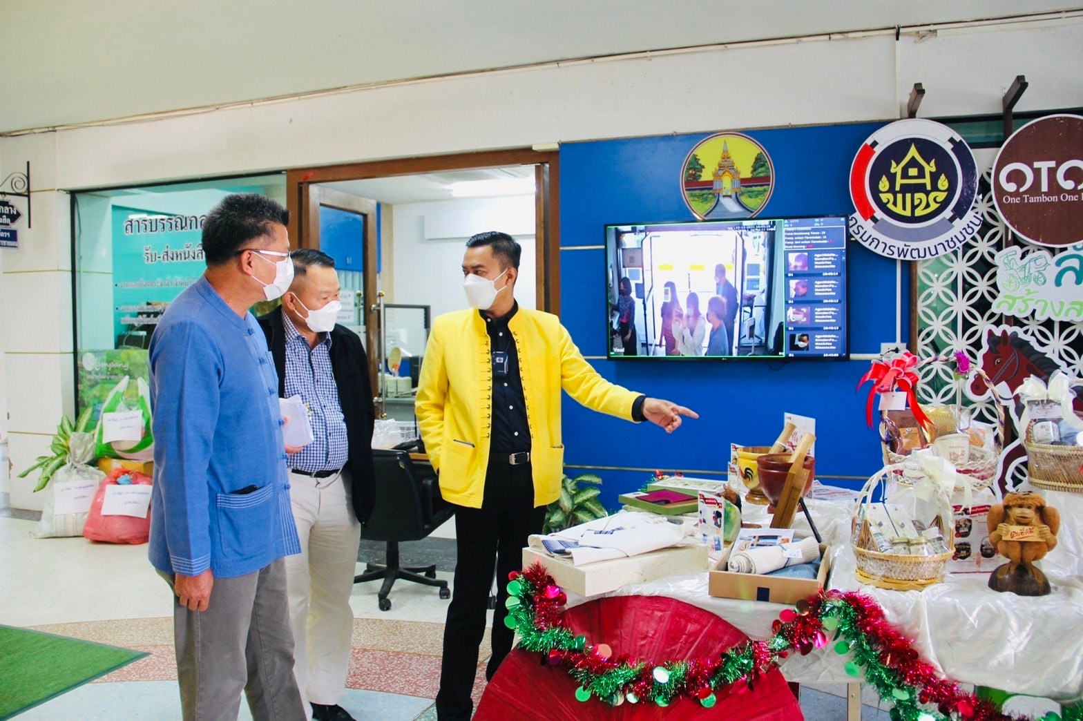 พช.ลำปาง  นำโดยรองพ่อเมืองลำปาง เชิญชวนใช้กระเช้าสินค้า OTOP เป็นของขวัญ  ของฝาก ในช่วงเทศกาลปีใหม่ 2565