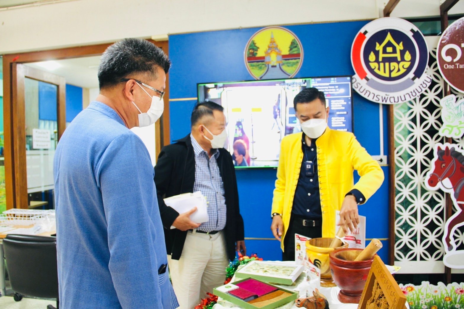 พช.ลำปาง  นำโดยรองพ่อเมืองลำปาง เชิญชวนใช้กระเช้าสินค้า OTOP เป็นของขวัญ  ของฝาก ในช่วงเทศกาลปีใหม่ 2565