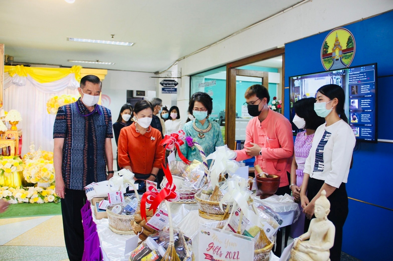 พช.ลำปาง  นำโดยพ่อเมืองลำปาง เชิญชวนใช้กระเช้าสินค้า OTOP เป็นของขวัญ ของฝากในช่วงเทศกาลปีใหม่ 2565