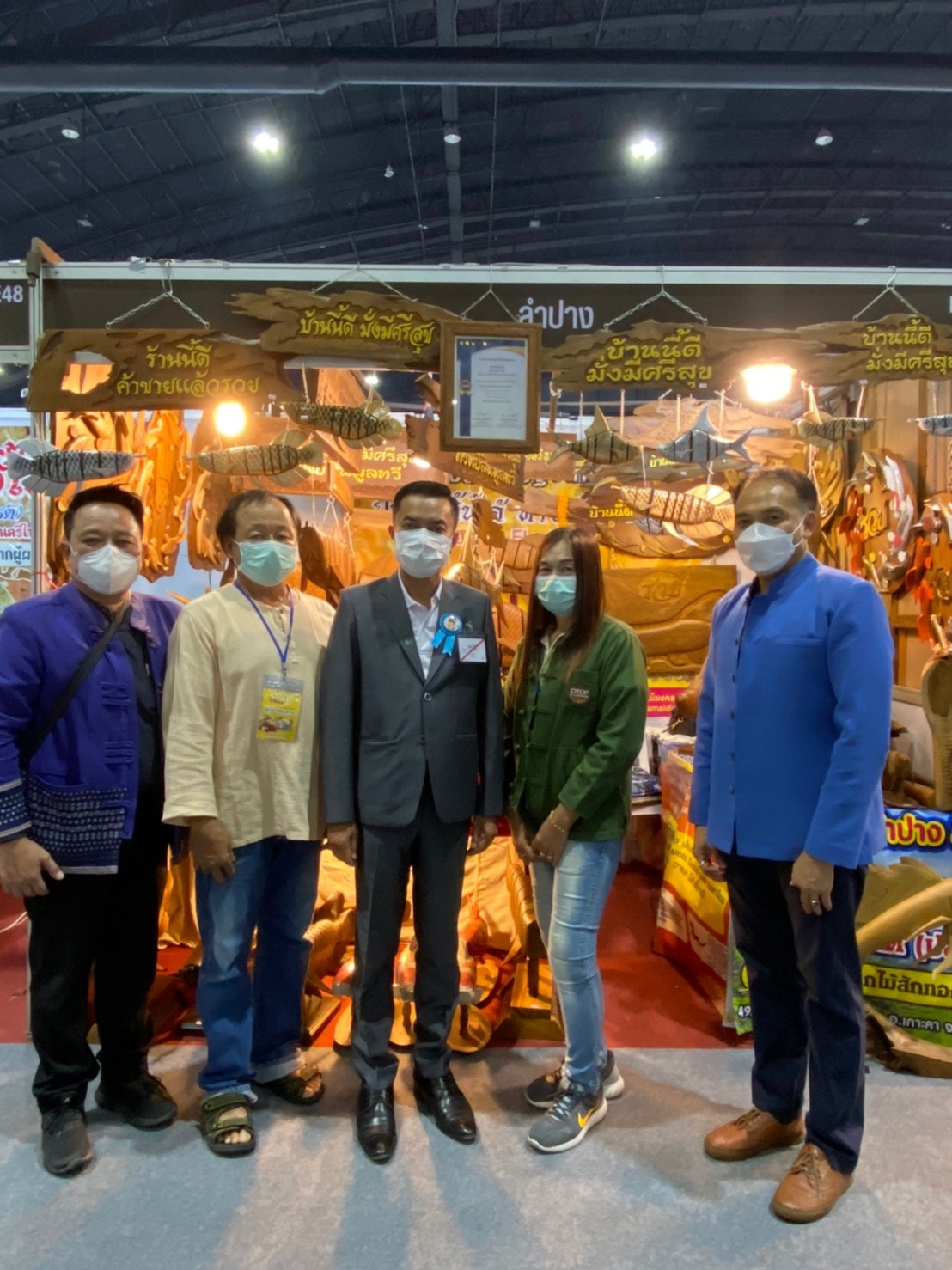พช.ลำปาง  ผู้ผลิต ผู้ประกอบการลำปางปลื้ม ? หลังรองพ่อเมืองลำปางเข้าเยี่ยมชมบูธพร้อมให้กำลังใจแก่ผู้ประกอบการ OTOP