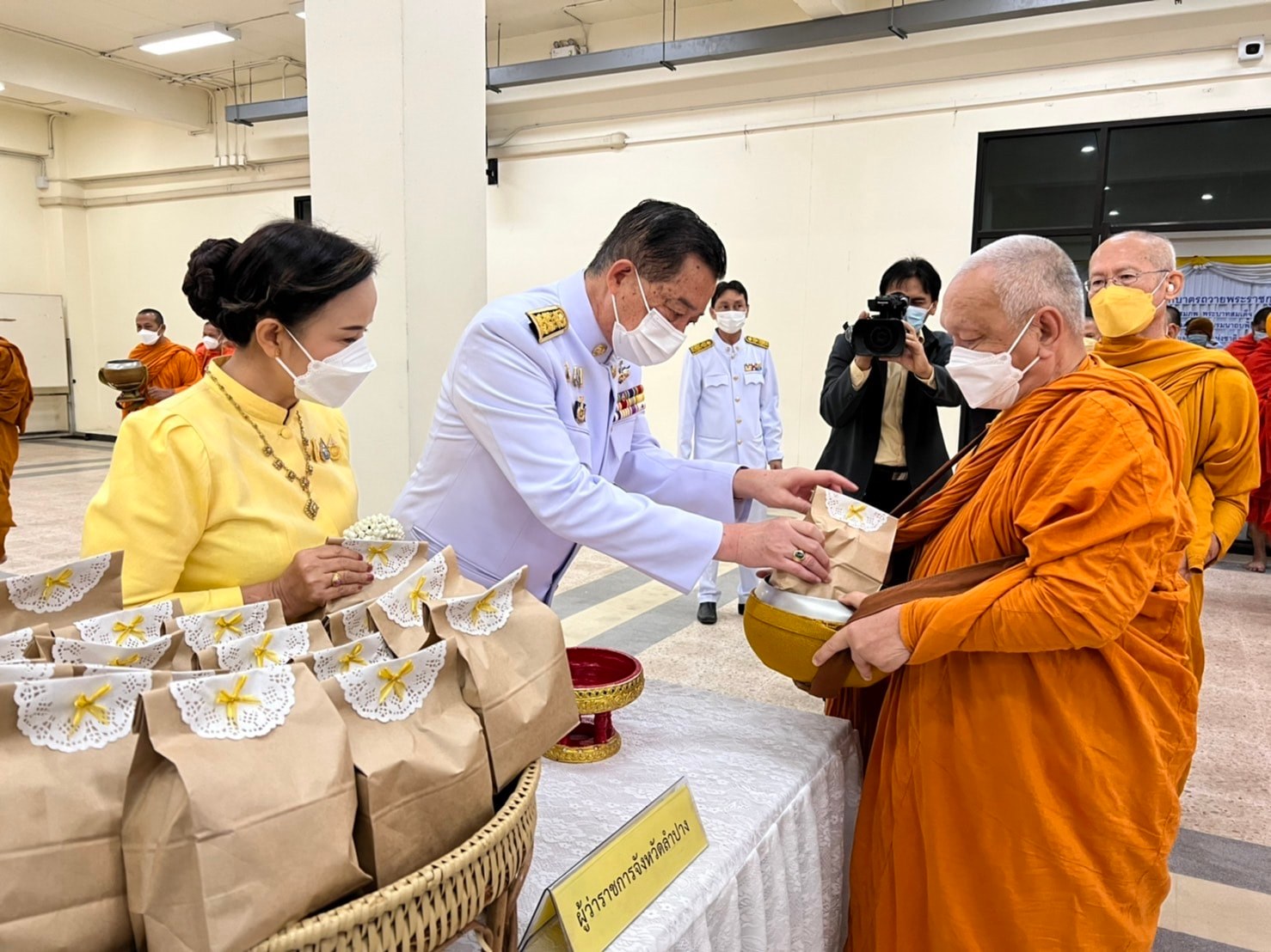 พช.ลำปาง  ร่วมพิธีทำบุญตักบาตรถวายพระราชกุศล พิธีวางพานพุ่มและพิธีถวายบังคม น้อมรำลึกในพระมหากรุณาธิคุณ เนื่องในวันคล้ายวันพระบรมราชสมภพ พระบาทสมเด็จ พระบรมชนกาธิเบศร มหาภูมิพลอดุลยเดชมหาราช บรมนาถบพิตร วันชาติ และวันพ่อแห่งชาติ 5 ธันวาคม 2564