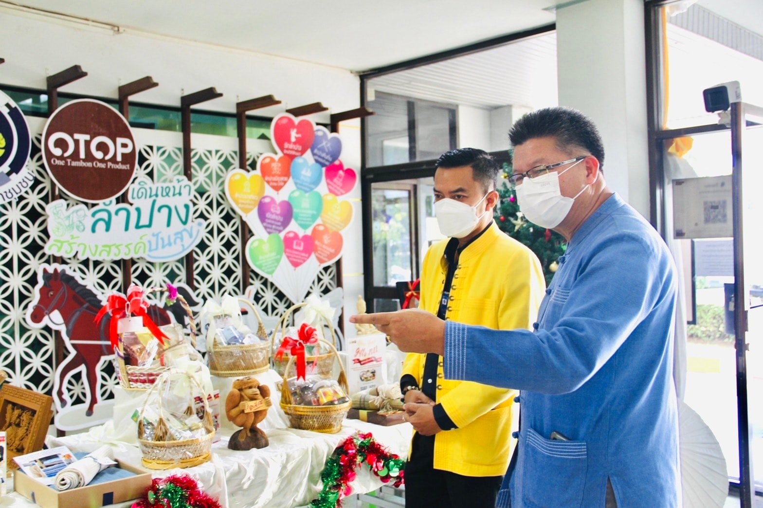 พช.ลำปาง  นำโดยรองพ่อเมืองลำปาง เชิญชวนใช้กระเช้าสินค้า OTOP เป็นของขวัญ  ของฝาก ในช่วงเทศกาลปีใหม่ 2565