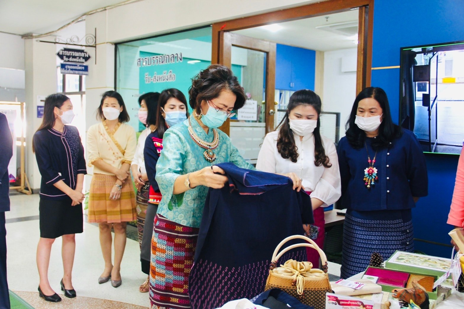 พช.ลำปาง  นำโดยพ่อเมืองลำปาง เชิญชวนใช้กระเช้าสินค้า OTOP เป็นของขวัญ ของฝากในช่วงเทศกาลปีใหม่ 2565