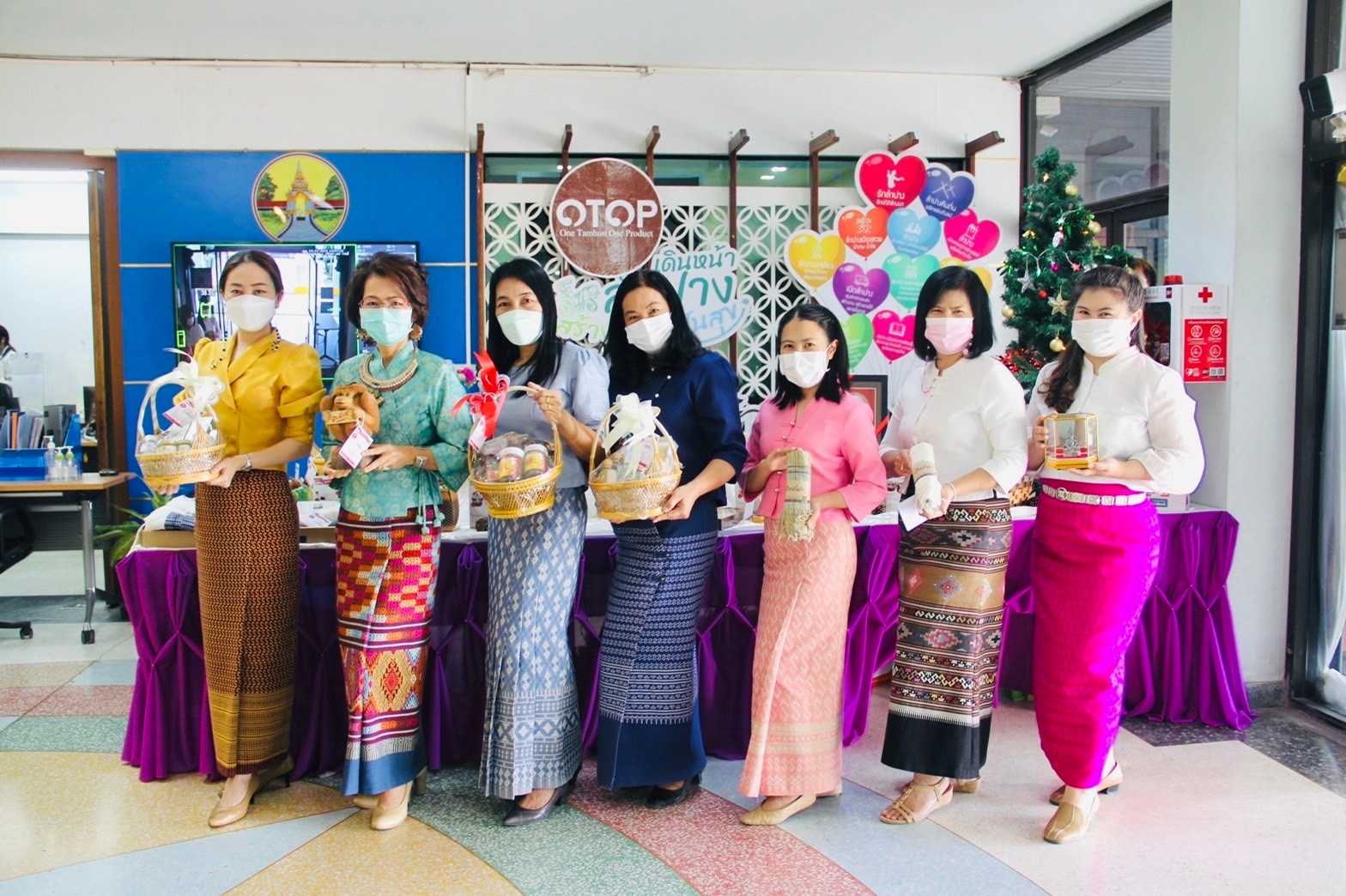 พช.ลำปาง  นำโดยพ่อเมืองลำปาง เชิญชวนใช้กระเช้าสินค้า OTOP เป็นของขวัญ ของฝากในช่วงเทศกาลปีใหม่ 2565