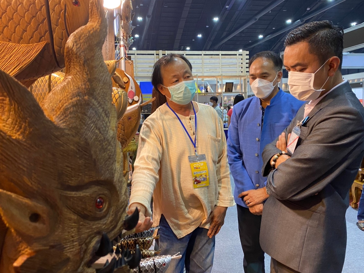 พช.ลำปาง  ผู้ผลิต ผู้ประกอบการลำปางปลื้ม ? หลังรองพ่อเมืองลำปางเข้าเยี่ยมชมบูธพร้อมให้กำลังใจแก่ผู้ประกอบการ OTOP