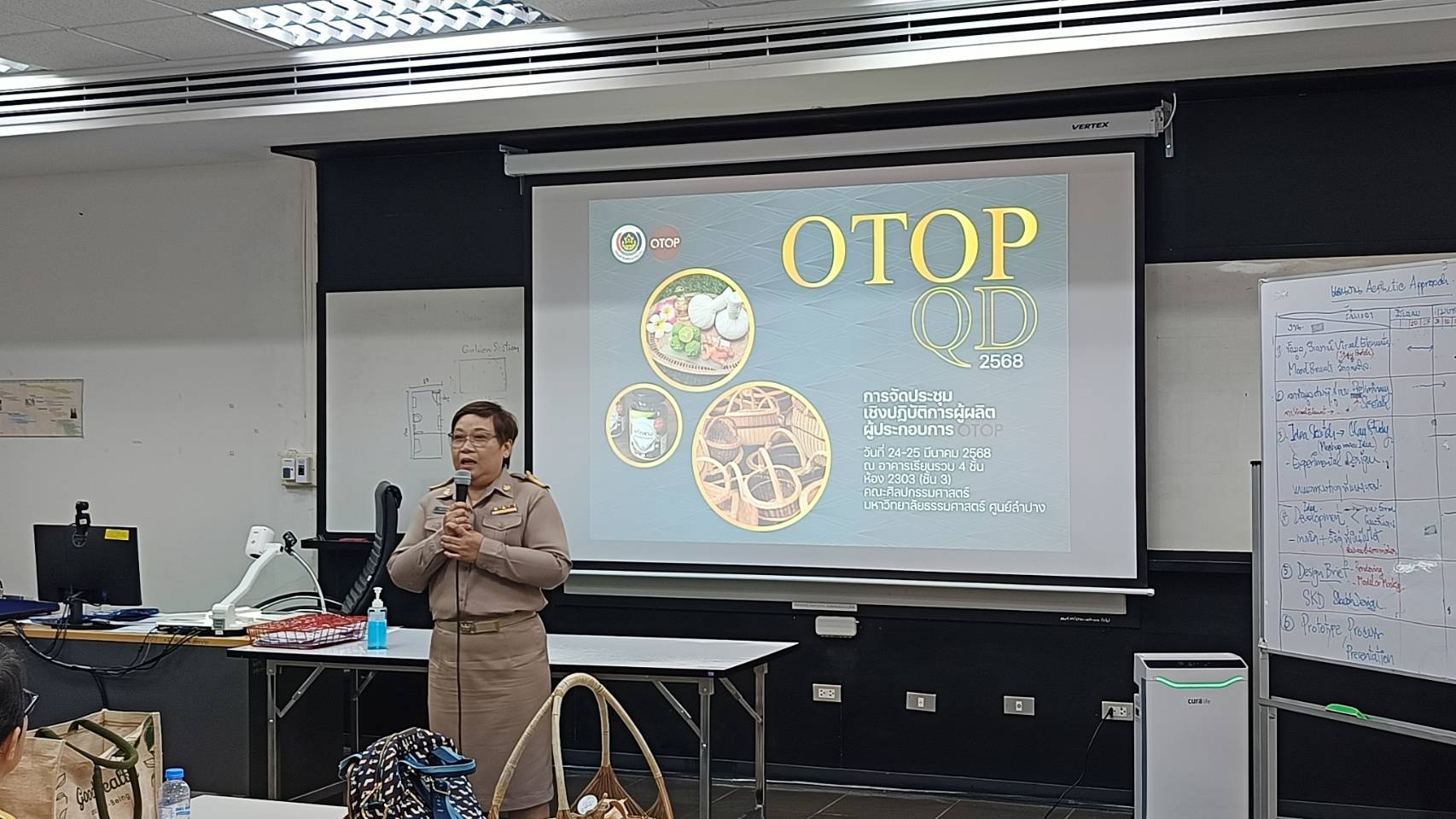 พช.ลำปาง ร่วมกับ คณะศิลปกรรมศาสตร์ มหาวิทยาลัยธรรมศาสตร์ ศูนย์ลำปาง ดำเนินโครงการพัฒนาผลิตภัณฑ์ OTOP กลุ่มปรับตัวสู่การพัฒนา (Quadrant D)
