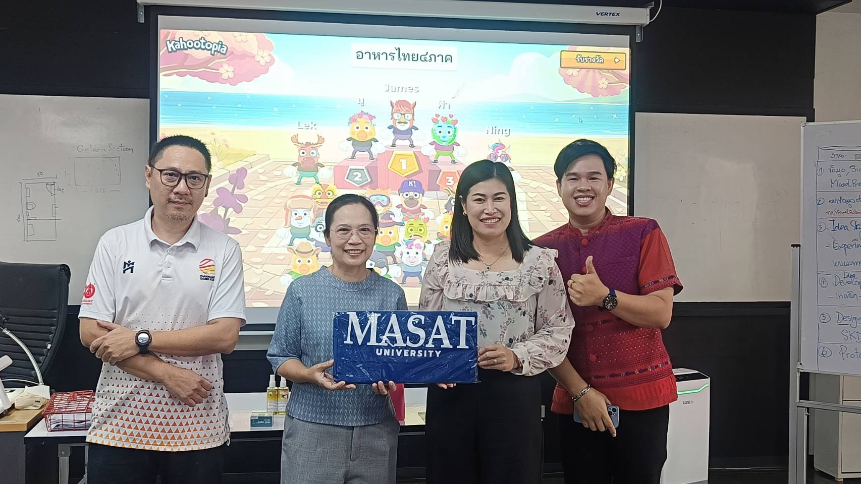 พช.ลำปาง ร่วมกับ คณะศิลปกรรมศาสตร์ มหาวิทยาลัยธรรมศาสตร์ ศูนย์ลำปาง ดำเนินโครงการพัฒนาผลิตภัณฑ์ OTOP กลุ่มปรับตัวสู่การพัฒนา (Quadrant D)