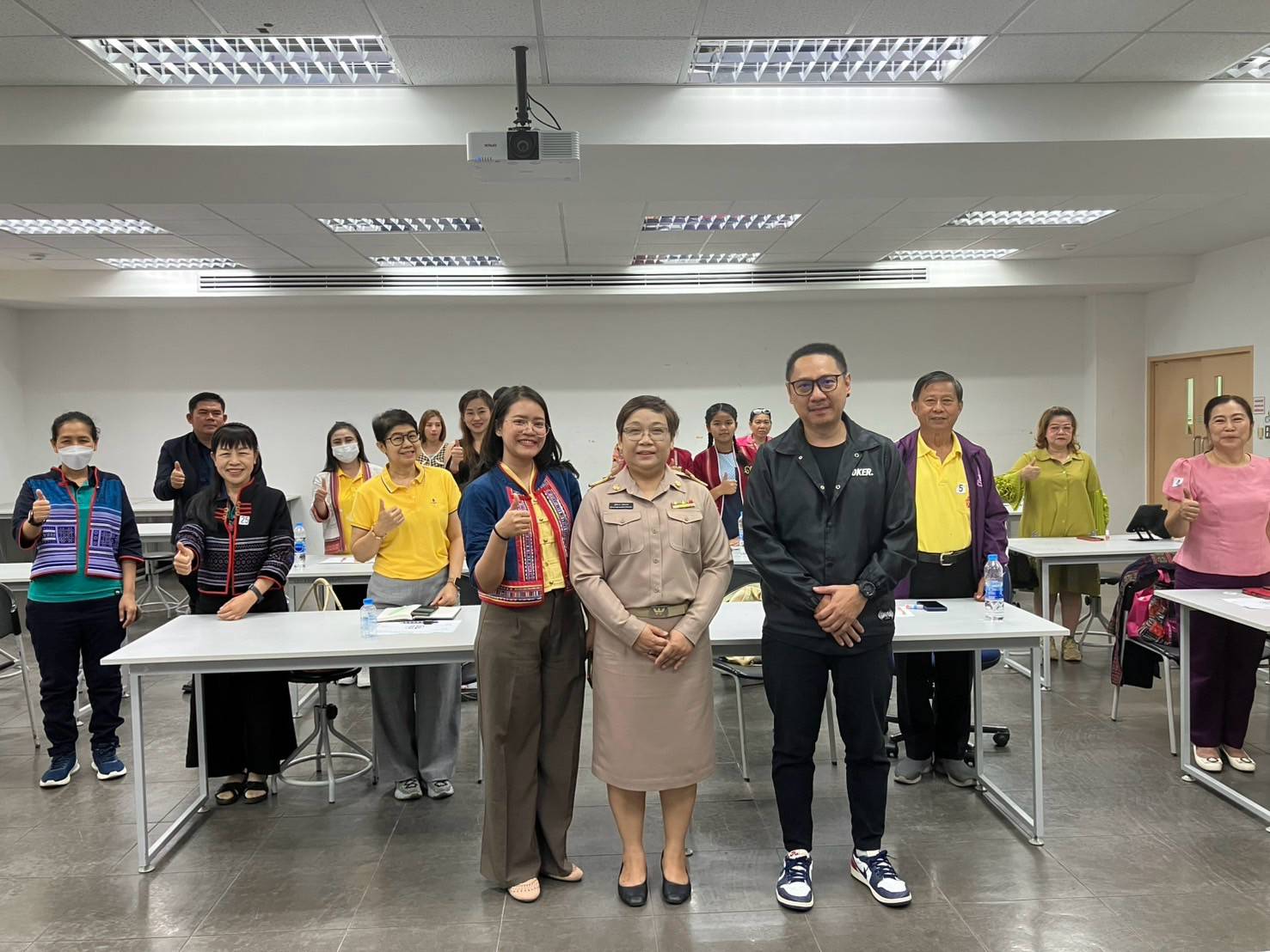 พช.ลำปาง ร่วมกับ คณะศิลปกรรมศาสตร์ มหาวิทยาลัยธรรมศาสตร์ ศูนย์ลำปาง ดำเนินโครงการพัฒนาผลิตภัณฑ์ OTOP กลุ่มปรับตัวสู่การพัฒนา (Quadrant D)