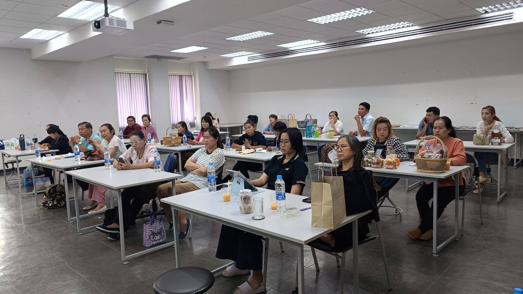 พช.ลำปาง ร่วมกับ คณะศิลปกรรมศาสตร์ มหาวิทยาลัยธรรมศาสตร์ ศูนย์ลำปาง ดำเนินโครงการพัฒนาผลิตภัณฑ์ OTOP กลุ่มปรับตัวสู่การพัฒนา (Quadrant D)