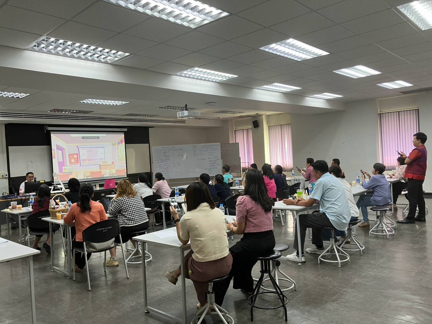 พช.ลำปาง ร่วมกับ คณะศิลปกรรมศาสตร์ มหาวิทยาลัยธรรมศาสตร์ ศูนย์ลำปาง ดำเนินโครงการพัฒนาผลิตภัณฑ์ OTOP กลุ่มปรับตัวสู่การพัฒนา (Quadrant D)