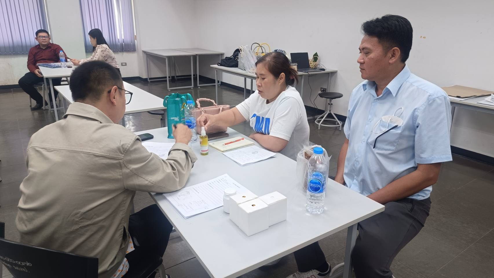 พช.ลำปาง ร่วมกับ คณะศิลปกรรมศาสตร์ มหาวิทยาลัยธรรมศาสตร์ ศูนย์ลำปาง ดำเนินโครงการพัฒนาผลิตภัณฑ์ OTOP กลุ่มปรับตัวสู่การพัฒนา (Quadrant D)