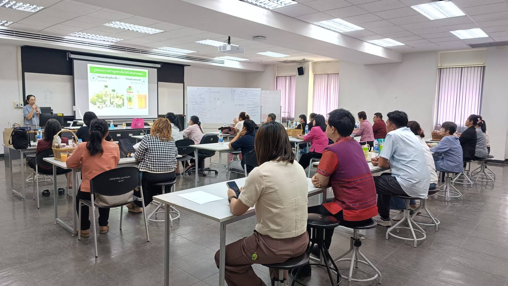 พช.ลำปาง ร่วมกับ คณะศิลปกรรมศาสตร์ มหาวิทยาลัยธรรมศาสตร์ ศูนย์ลำปาง ดำเนินโครงการพัฒนาผลิตภัณฑ์ OTOP กลุ่มปรับตัวสู่การพัฒนา (Quadrant D)