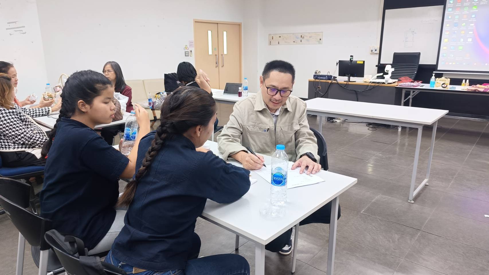 พช.ลำปาง ร่วมกับ คณะศิลปกรรมศาสตร์ มหาวิทยาลัยธรรมศาสตร์ ศูนย์ลำปาง ดำเนินโครงการพัฒนาผลิตภัณฑ์ OTOP กลุ่มปรับตัวสู่การพัฒนา (Quadrant D)
