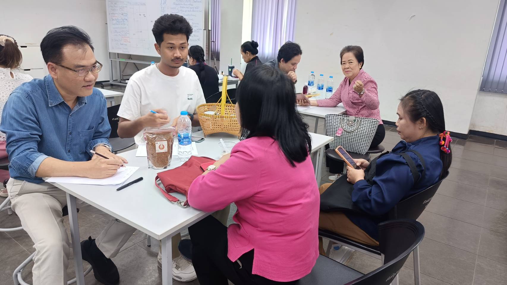 พช.ลำปาง ร่วมกับ คณะศิลปกรรมศาสตร์ มหาวิทยาลัยธรรมศาสตร์ ศูนย์ลำปาง ดำเนินโครงการพัฒนาผลิตภัณฑ์ OTOP กลุ่มปรับตัวสู่การพัฒนา (Quadrant D)