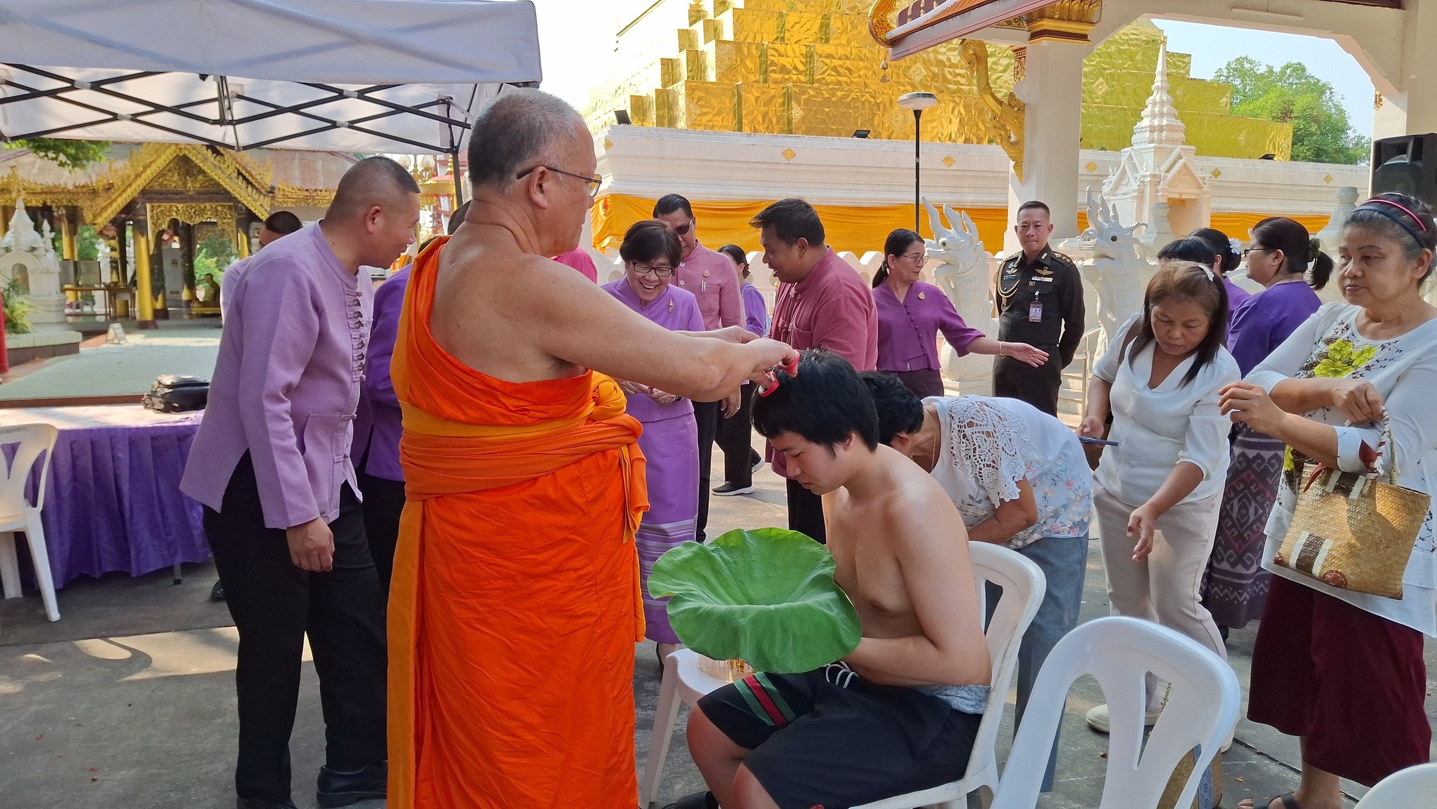 พช.ลำปาง ร่วมพิธีปลงผมนาค ผู้เข้าร่วมบรรพชาสามเณรโครงการเสริมสร้างคุณธรรมจริยธรรม ค่านิยมและความเป็นไทย ประจำปีงบประมาณ พ.ศ. 2568