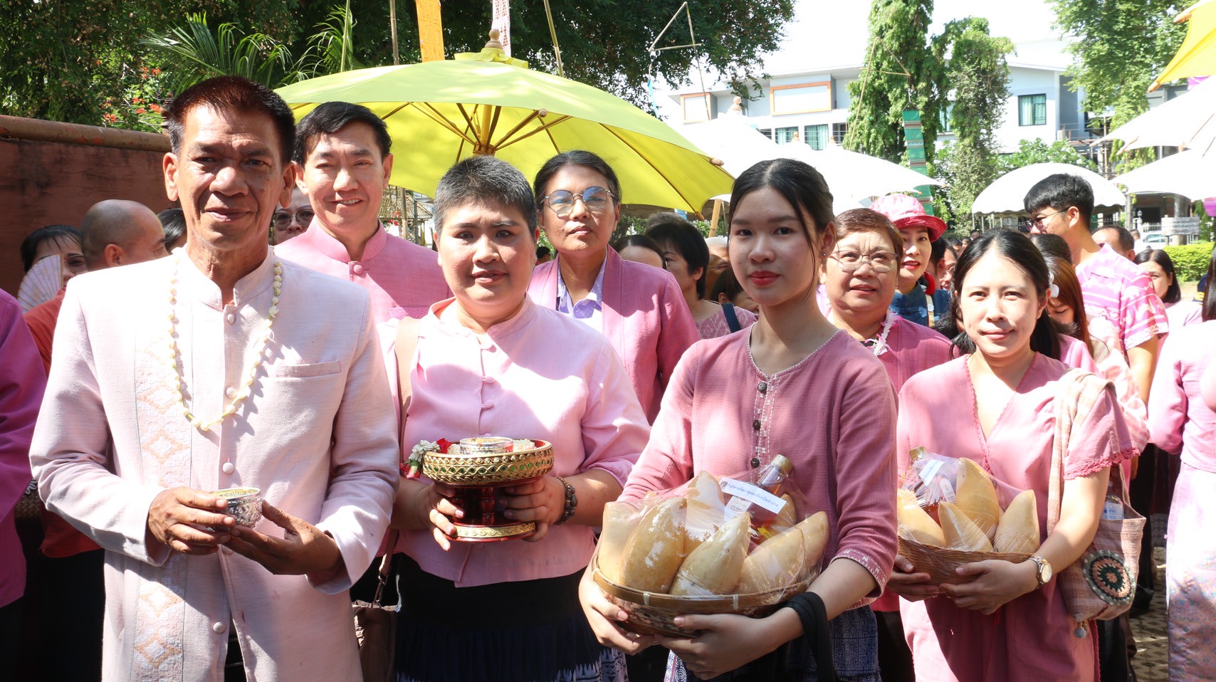 พช.ลำปาง ร่วมพิธีรดน้ำดำหัวขอพรผู้ว่าราชการจังหวัด รองผู้ว่าราชการจังหวัด เนื่องในเทศกาลสงกรานต์