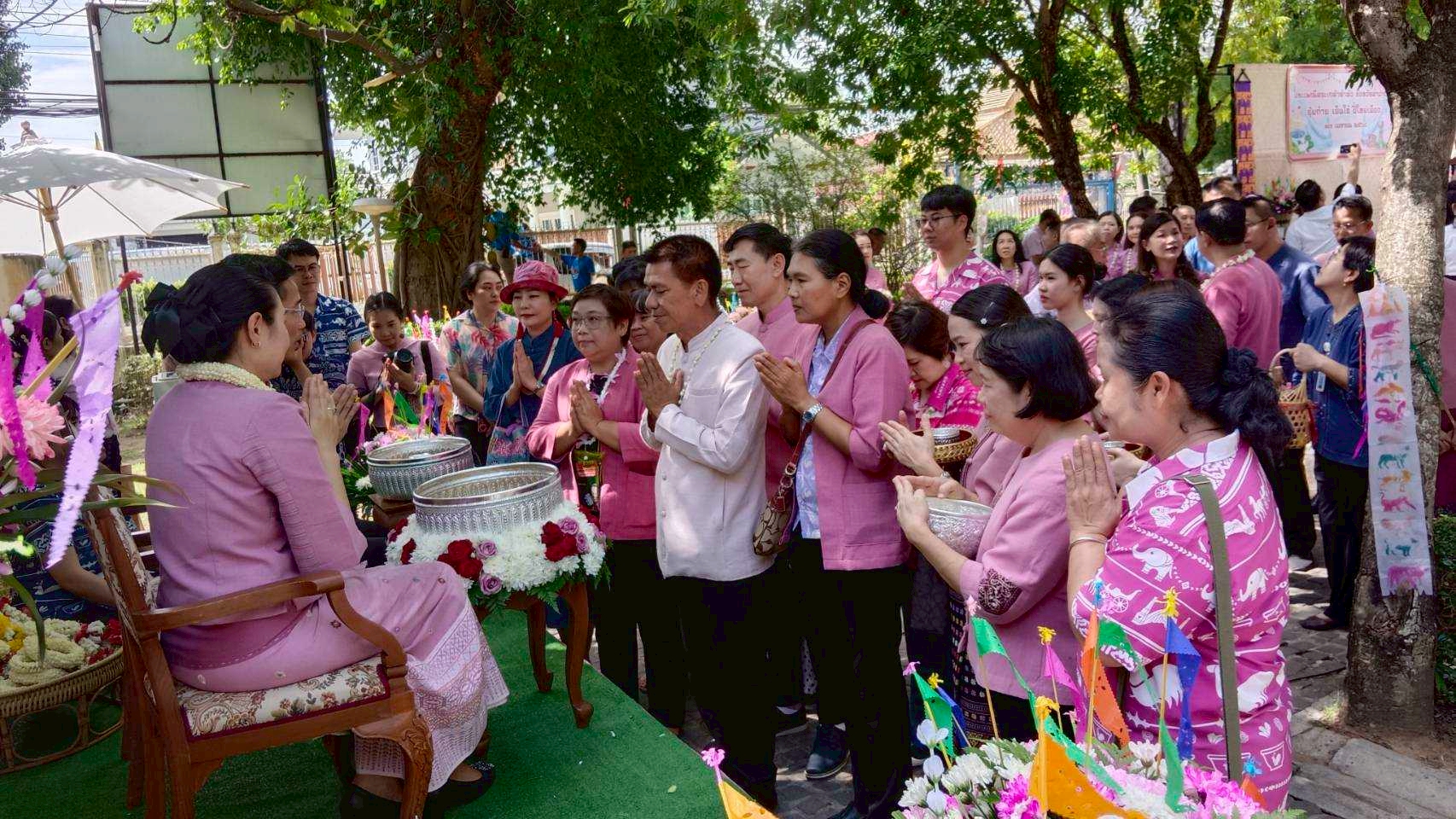 พช.ลำปาง ร่วมพิธีรดน้ำดำหัวขอพรผู้ว่าราชการจังหวัด รองผู้ว่าราชการจังหวัด เนื่องในเทศกาลสงกรานต์