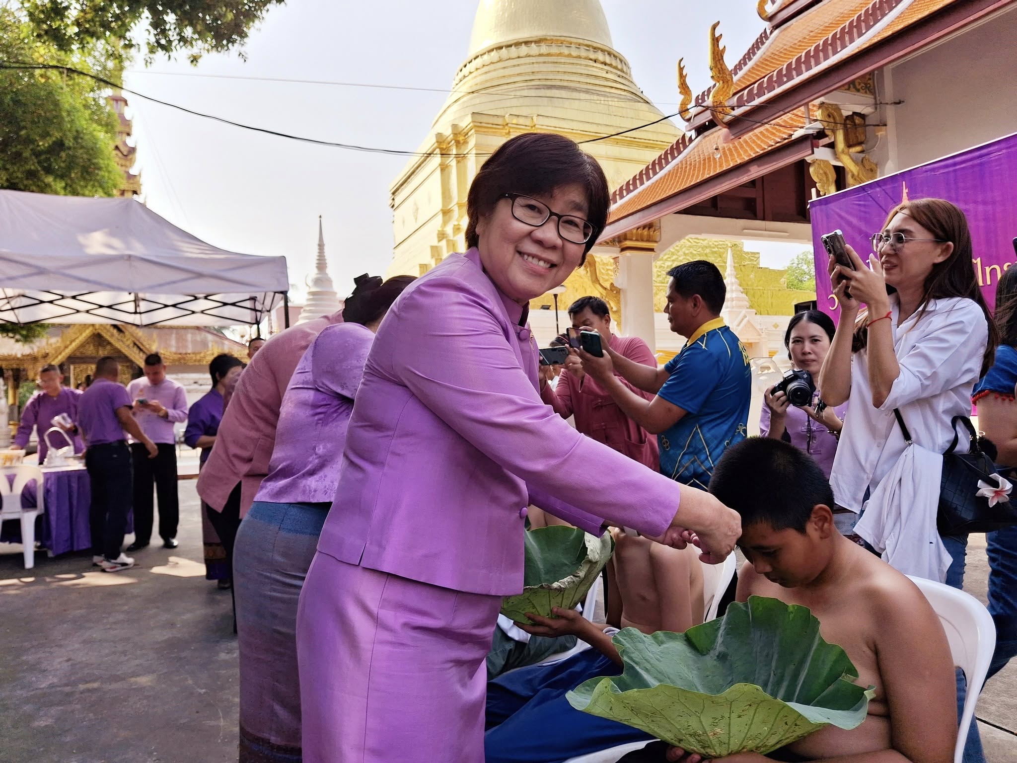 พช.ลำปาง ร่วมพิธีปลงผมนาค ผู้เข้าร่วมบรรพชาสามเณรโครงการเสริมสร้างคุณธรรมจริยธรรม ค่านิยมและความเป็นไทย ประจำปีงบประมาณ พ.ศ. 2568