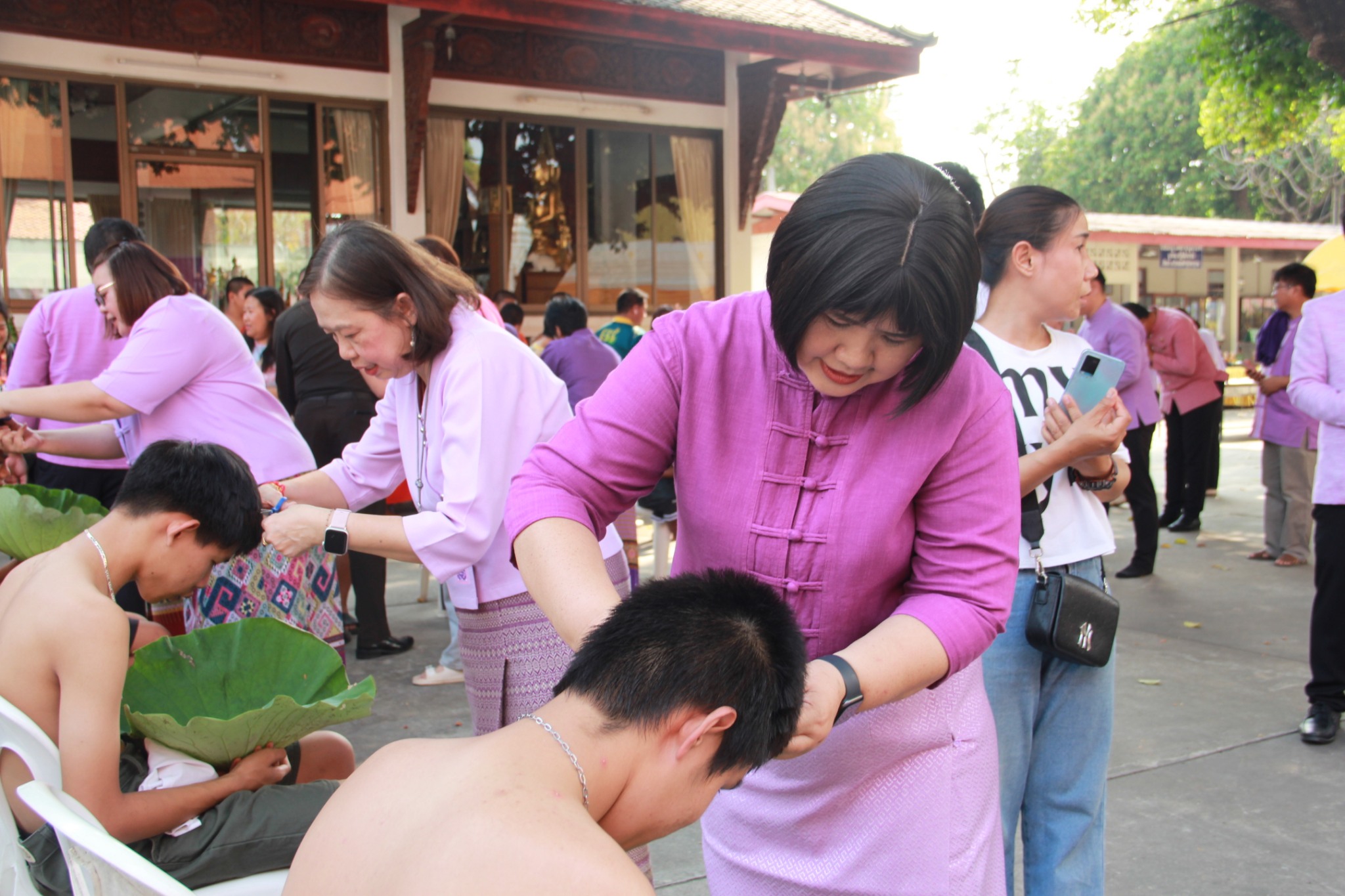 พช.ลำปาง ร่วมพิธีปลงผมนาค ผู้เข้าร่วมบรรพชาสามเณรโครงการเสริมสร้างคุณธรรมจริยธรรม ค่านิยมและความเป็นไทย ประจำปีงบประมาณ พ.ศ. 2568