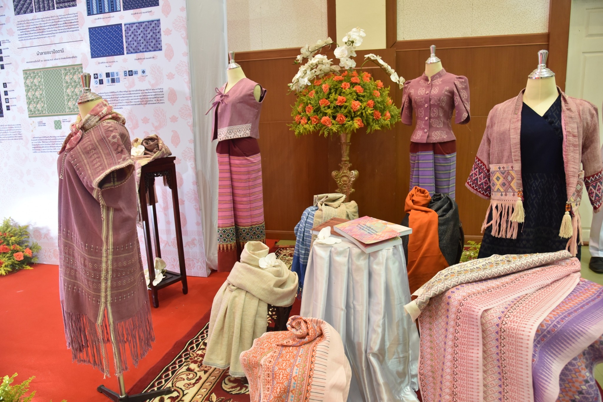 จังหวัดลำปาง จัดพิธีมอบแบบลายผ้าพระราชทาน “ผ้าลายสิริราชพัสตราภรณ์”