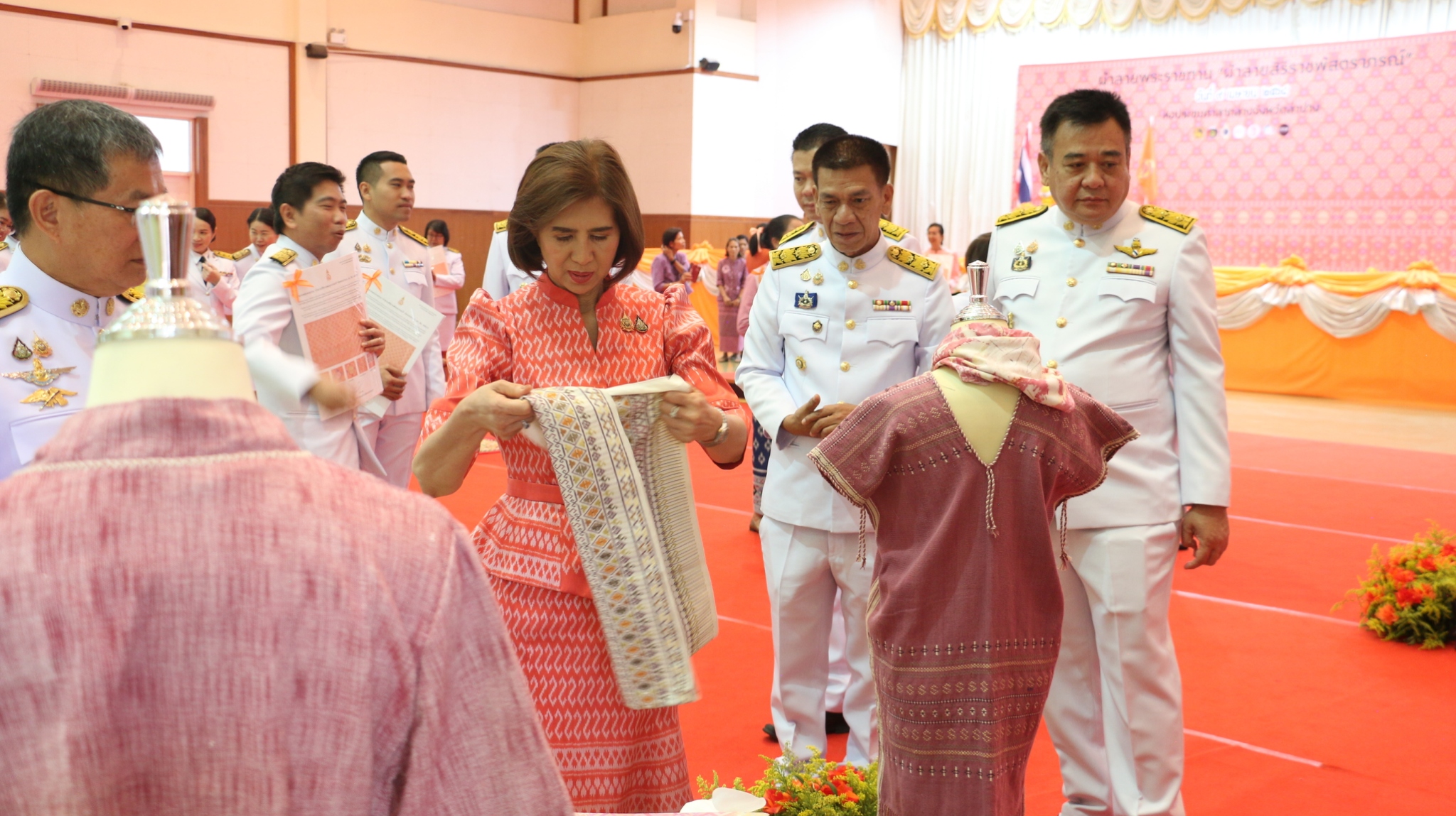 จังหวัดลำปาง จัดพิธีมอบแบบลายผ้าพระราชทาน “ผ้าลายสิริราชพัสตราภรณ์”