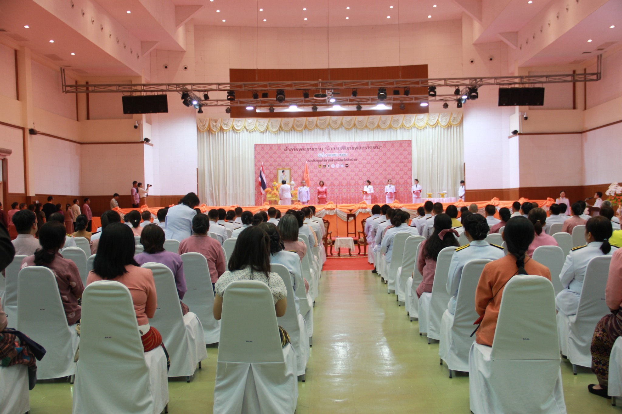 จังหวัดลำปาง จัดพิธีมอบแบบลายผ้าพระราชทาน “ผ้าลายสิริราชพัสตราภรณ์”