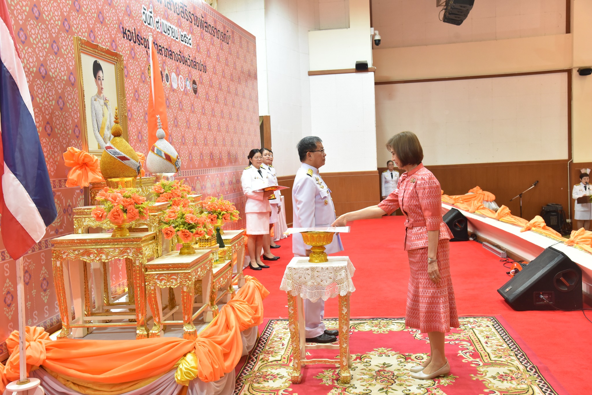 จังหวัดลำปาง จัดพิธีมอบแบบลายผ้าพระราชทาน “ผ้าลายสิริราชพัสตราภรณ์”
