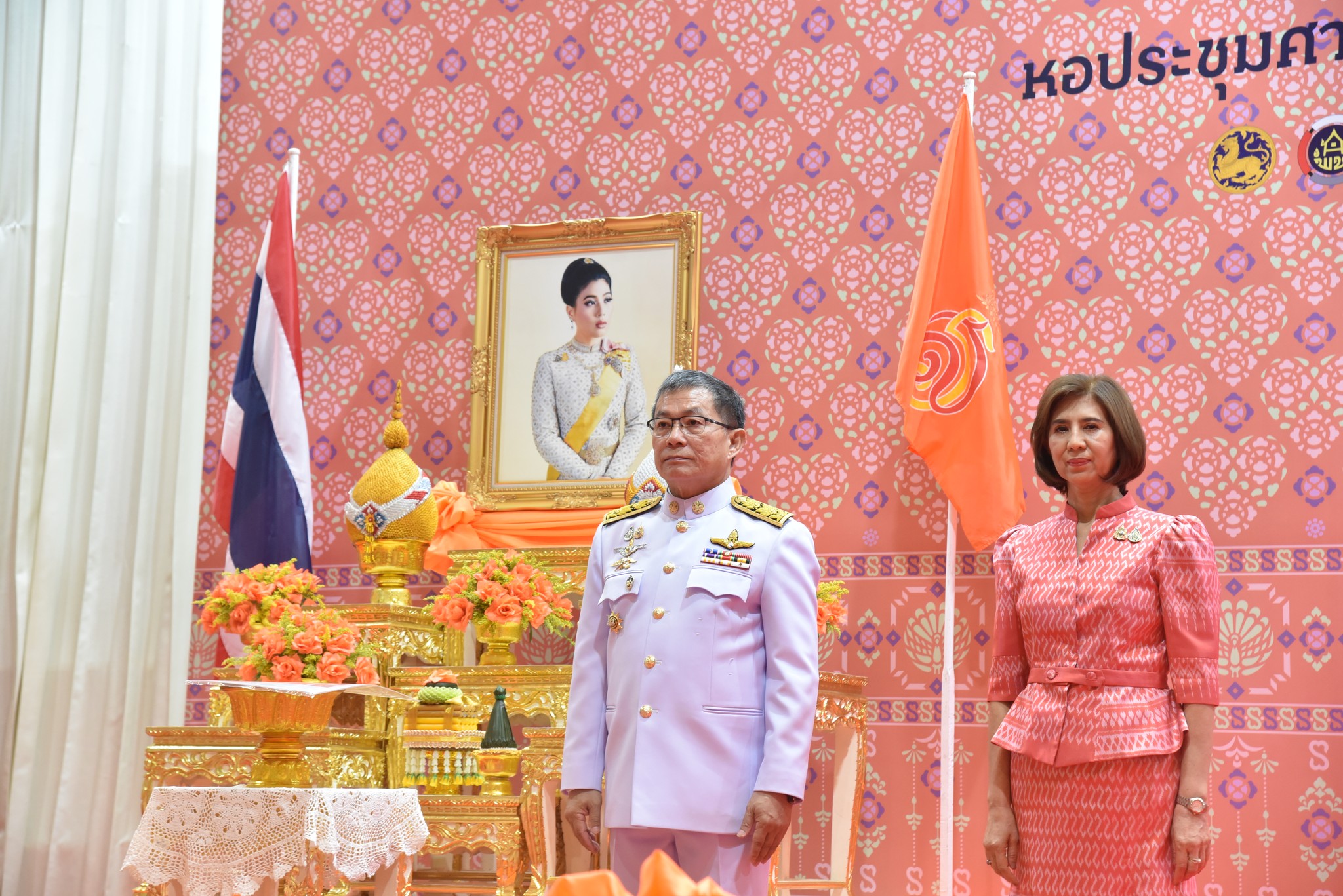 จังหวัดลำปาง จัดพิธีมอบแบบลายผ้าพระราชทาน “ผ้าลายสิริราชพัสตราภรณ์”