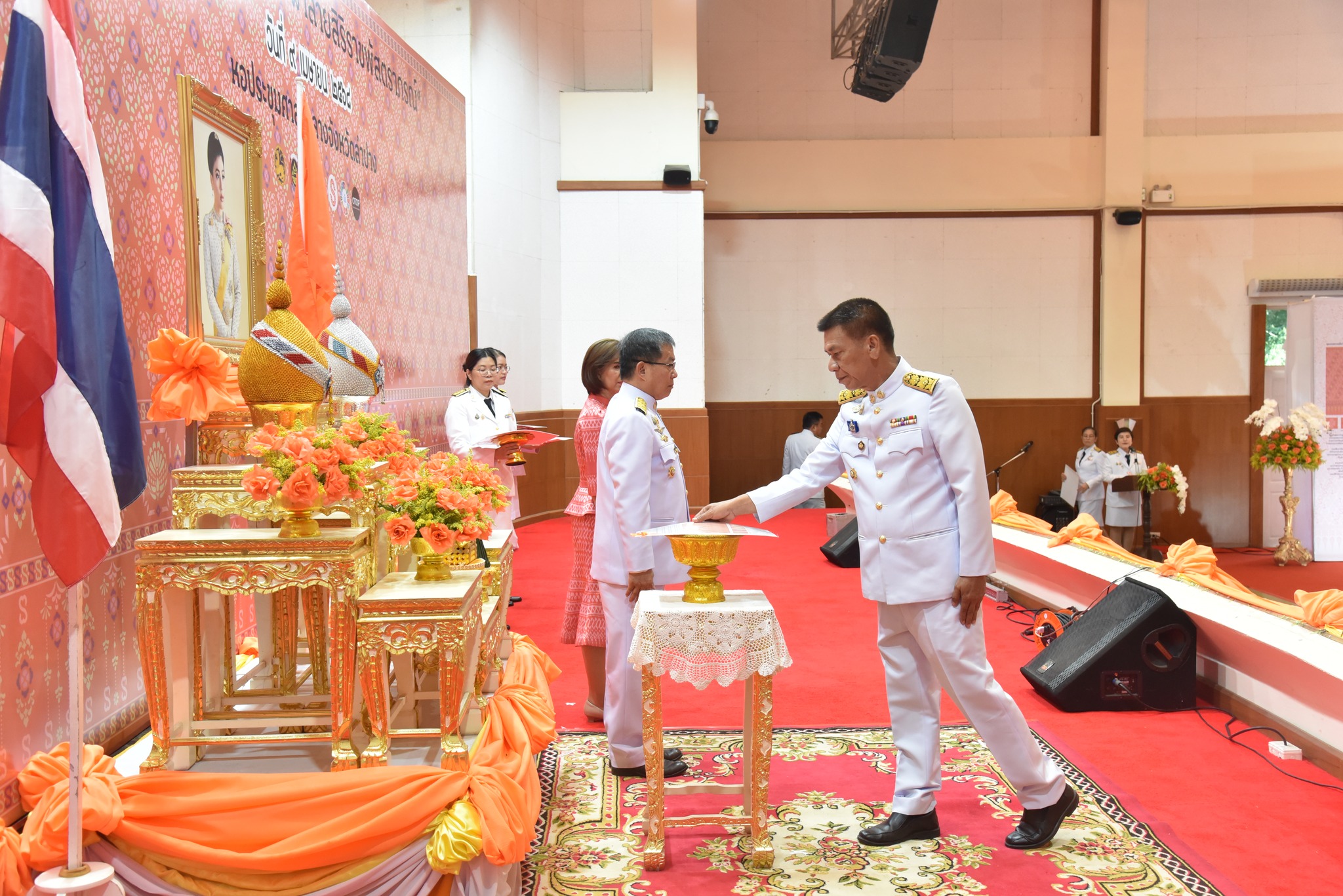 จังหวัดลำปาง จัดพิธีมอบแบบลายผ้าพระราชทาน “ผ้าลายสิริราชพัสตราภรณ์”