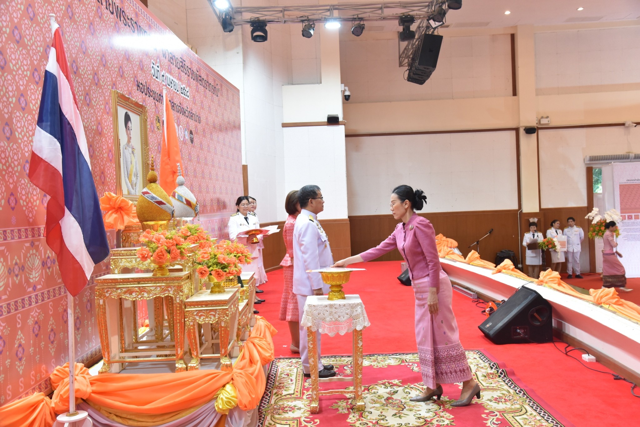 จังหวัดลำปาง จัดพิธีมอบแบบลายผ้าพระราชทาน “ผ้าลายสิริราชพัสตราภรณ์”