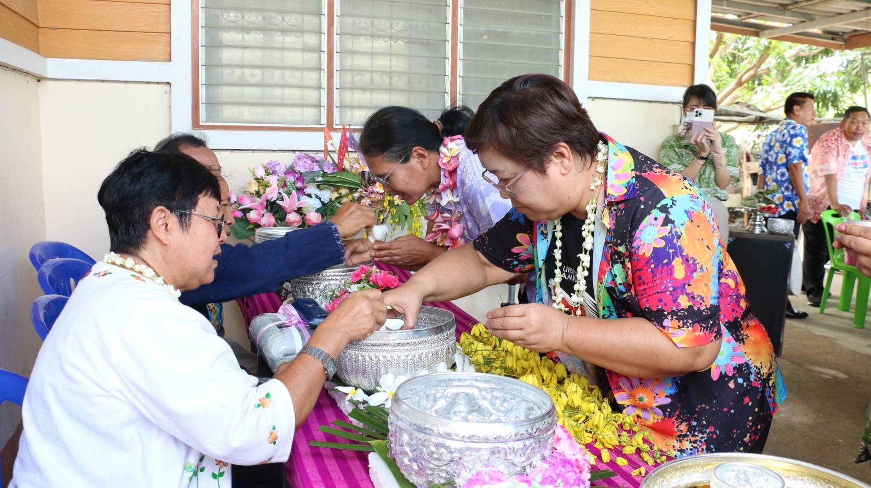 พช.ลำปาง ร่วมใจรดน้ำดำหัว ขอพร พัฒนาการจังหวัดลำปาง และข้าราชการบำนาญ เนื่องในโอกาสเทศกาลสงกรานต์ ประจำปี 2568
