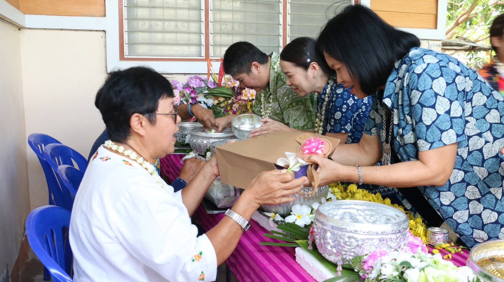 พช.ลำปาง ร่วมใจรดน้ำดำหัว ขอพร พัฒนาการจังหวัดลำปาง และข้าราชการบำนาญ เนื่องในโอกาสเทศกาลสงกรานต์ ประจำปี 2568