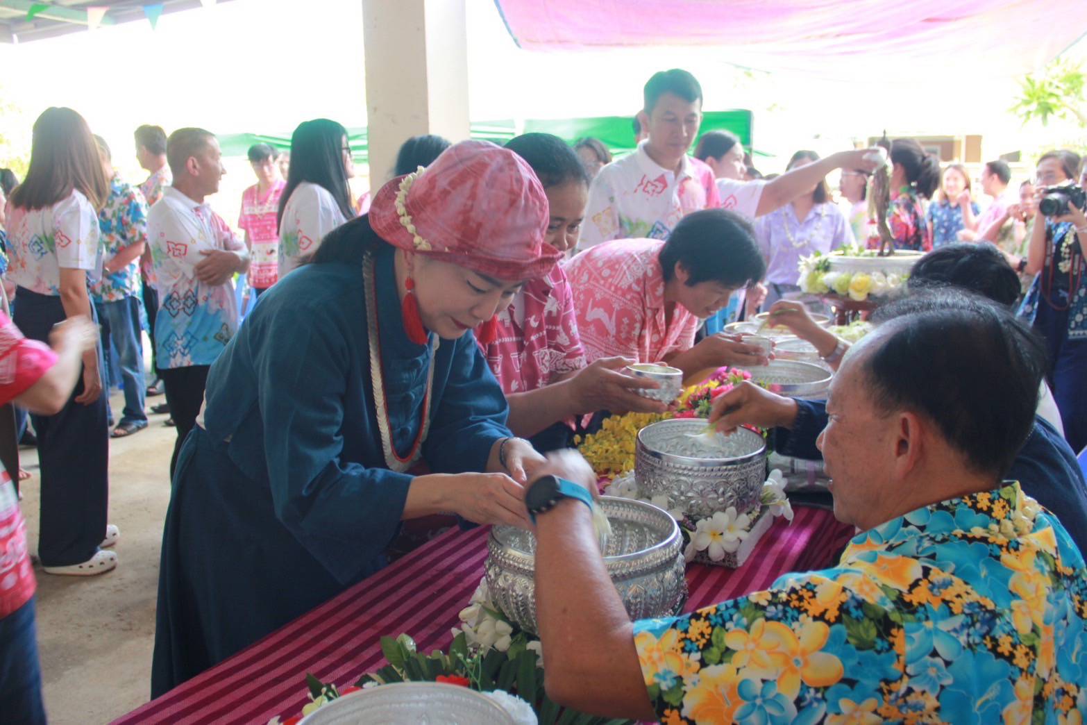 พช.ลำปาง ร่วมใจรดน้ำดำหัว ขอพร พัฒนาการจังหวัดลำปาง และข้าราชการบำนาญ เนื่องในโอกาสเทศกาลสงกรานต์ ประจำปี 2568
