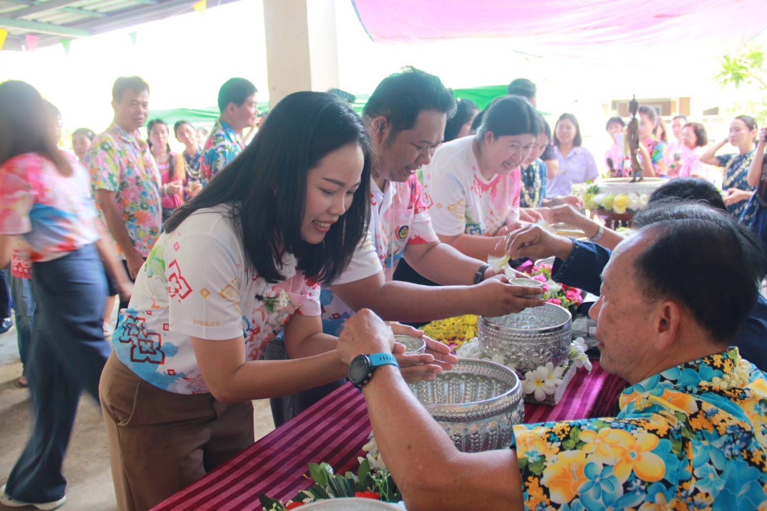 พช.ลำปาง ร่วมใจรดน้ำดำหัว ขอพร พัฒนาการจังหวัดลำปาง และข้าราชการบำนาญ เนื่องในโอกาสเทศกาลสงกรานต์ ประจำปี 2568
