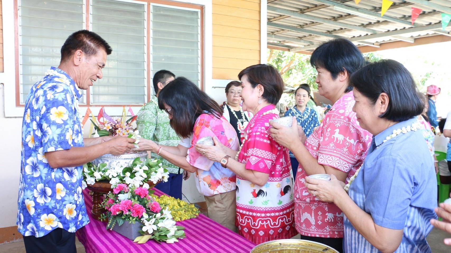 พช.ลำปาง ร่วมใจรดน้ำดำหัว ขอพร พัฒนาการจังหวัดลำปาง และข้าราชการบำนาญ เนื่องในโอกาสเทศกาลสงกรานต์ ประจำปี 2568