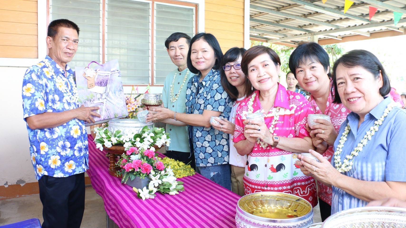 พช.ลำปาง ร่วมใจรดน้ำดำหัว ขอพร พัฒนาการจังหวัดลำปาง และข้าราชการบำนาญ เนื่องในโอกาสเทศกาลสงกรานต์ ประจำปี 2568