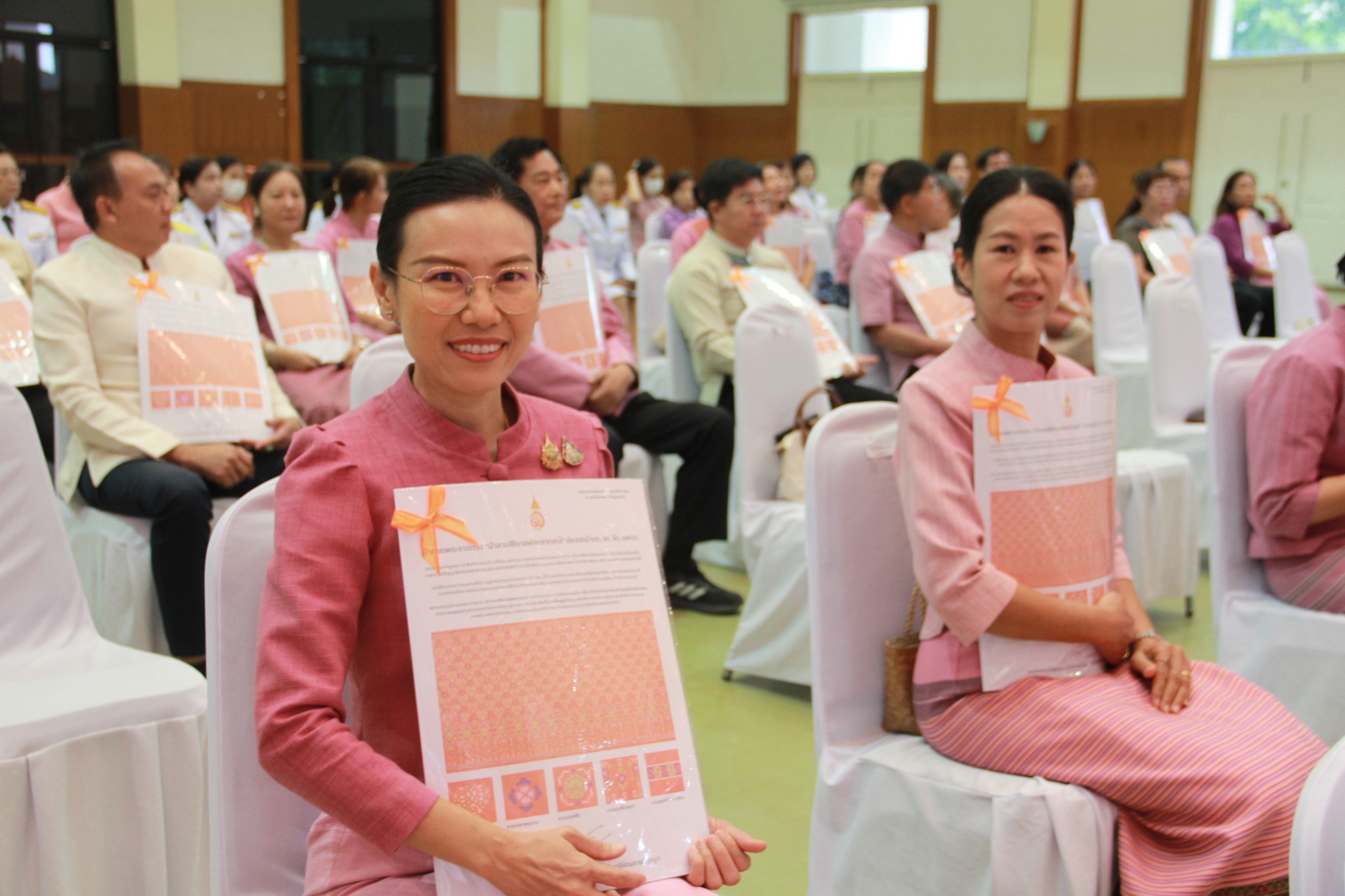 จังหวัดลำปาง จัดพิธีมอบแบบลายผ้าพระราชทาน “ผ้าลายสิริราชพัสตราภรณ์”