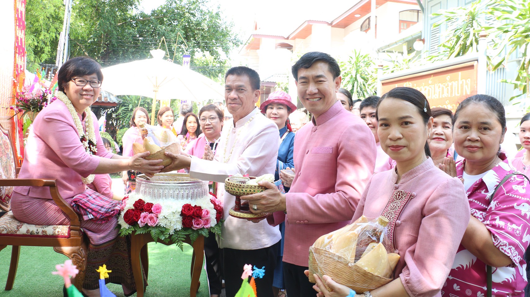 พช.ลำปาง ร่วมพิธีรดน้ำดำหัวขอพรผู้ว่าราชการจังหวัด รองผู้ว่าราชการจังหวัด เนื่องในเทศกาลสงกรานต์