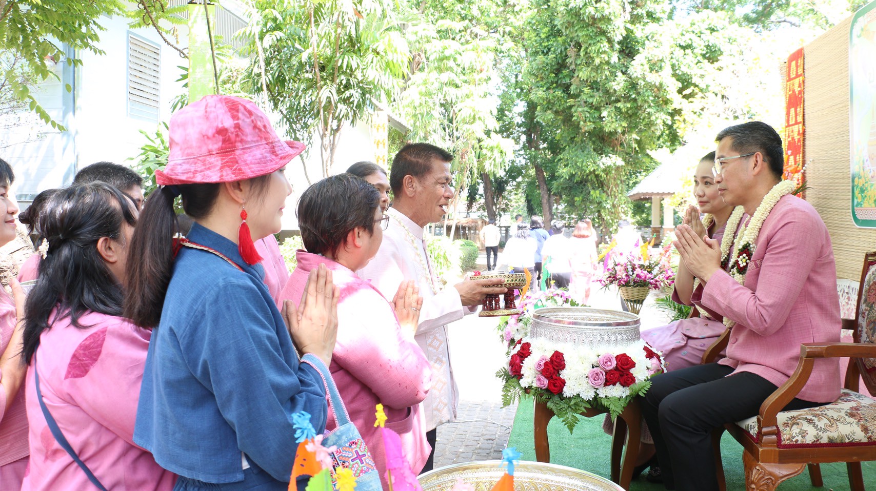 พช.ลำปาง ร่วมพิธีรดน้ำดำหัวขอพรผู้ว่าราชการจังหวัด รองผู้ว่าราชการจังหวัด เนื่องในเทศกาลสงกรานต์
