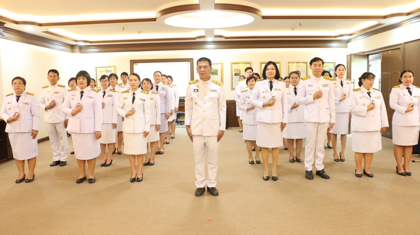 พช.ลำปาง จัดพิธีรับเหรียญที่ระลึกพระราชทานฯ เนื่องในวันข้าราชการพลเรือนและวันคล้ายวันสถาปนากระทรวงมหาดไทย ครบรอบ 133 ปี