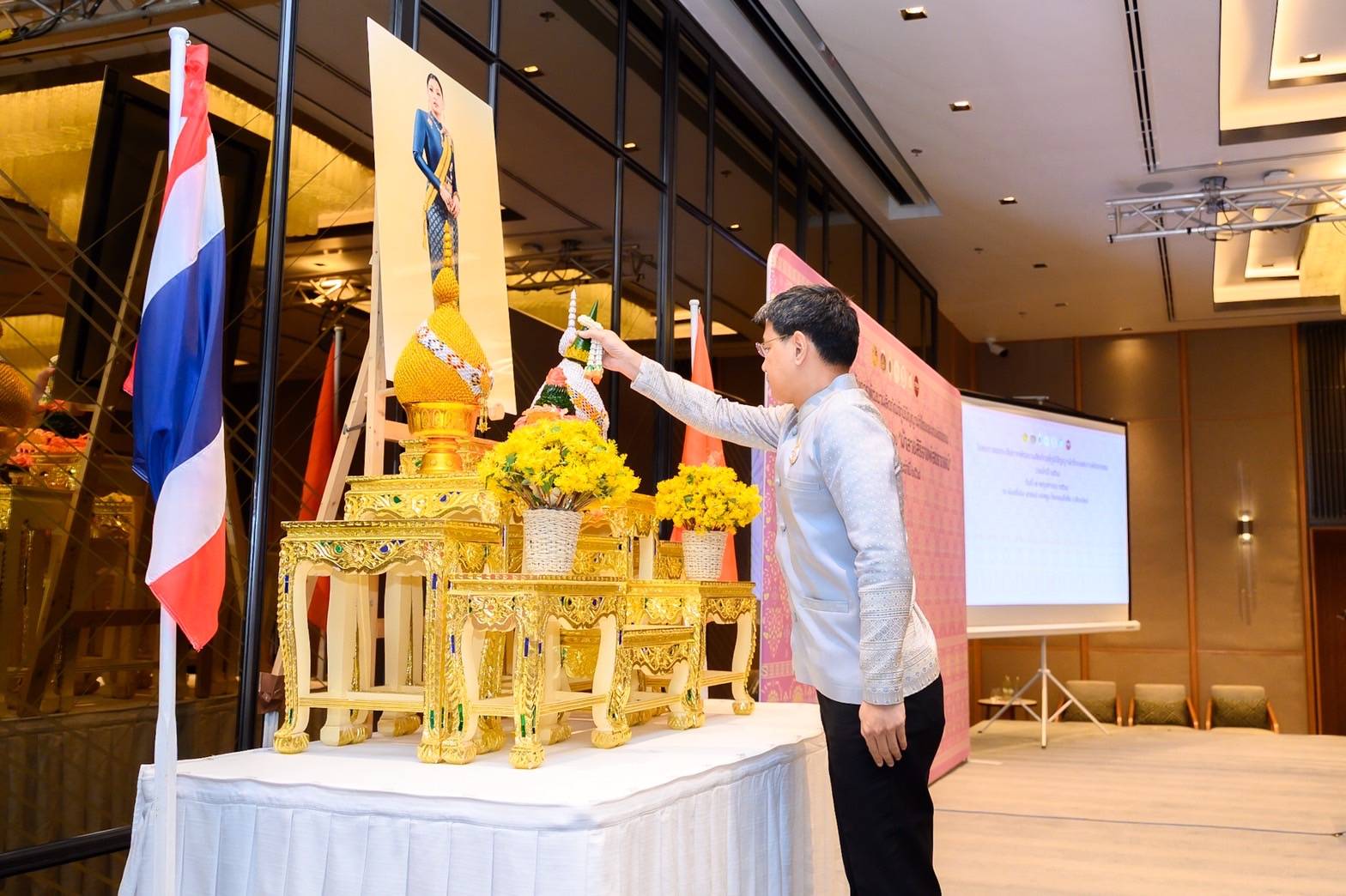 พช.ลำปาง ร่วมพิธีเปิด Coaching ผ้าลายพระราชทาน “ผ้าลายสิริราชพัสตราภรณ์” สู่ยอดศิลปิน OTOP ผ้าไทยภาคเหนือ จับมือถักทอความหวัง คุณค่า ชีวิตชีวาผ้าไทย