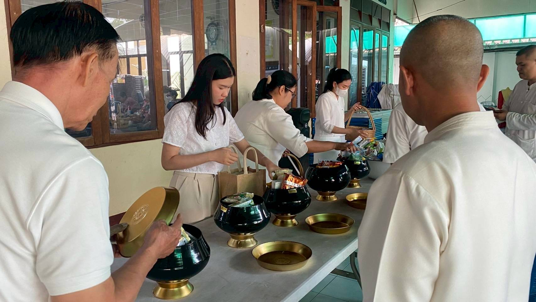 พช.ลำปาง ร่วมพิธีทำบุญตักบาตรส่งเสริมพระพุทธศาสนา เนื่องในเทศกาลวันวิสาขบูชา พุทธศักราช 2568 ณ วัดพระเจดีย์ซาวหลัง พระอารามหลวง