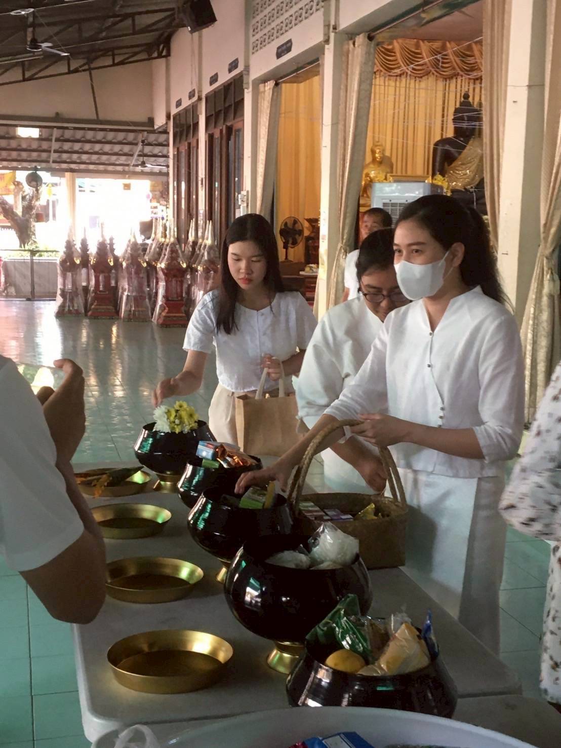 พช.ลำปาง ร่วมพิธีทำบุญตักบาตรส่งเสริมพระพุทธศาสนา เนื่องในเทศกาลวันวิสาขบูชา พุทธศักราช 2568 ณ วัดพระเจดีย์ซาวหลัง พระอารามหลวง