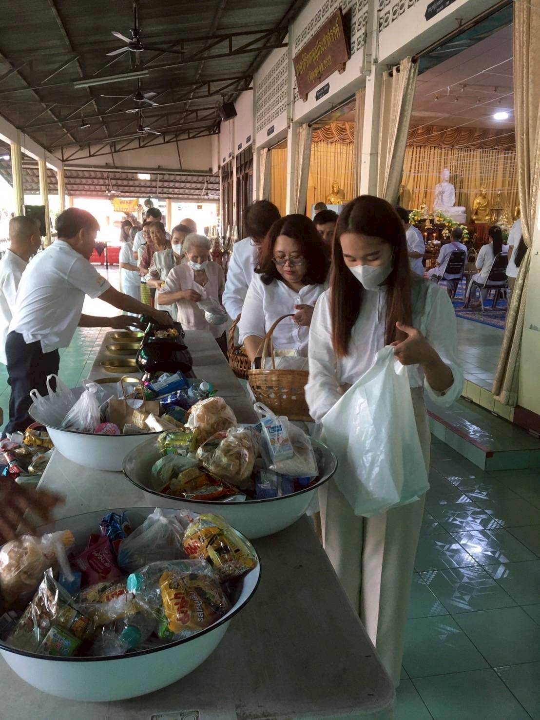 พช.ลำปาง ร่วมพิธีทำบุญตักบาตรส่งเสริมพระพุทธศาสนา เนื่องในเทศกาลวันวิสาขบูชา พุทธศักราช 2568 ณ วัดพระเจดีย์ซาวหลัง พระอารามหลวง