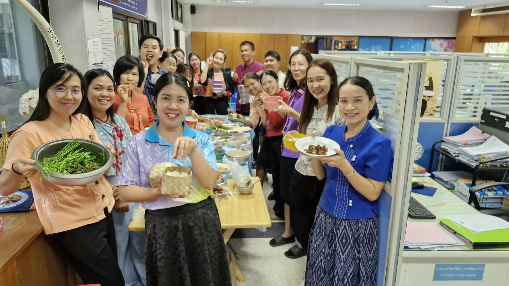 พช.ลำปาง ร่วมหิ้วปิ่นโต ห่อข้าว มารับประทานร่วมกัน