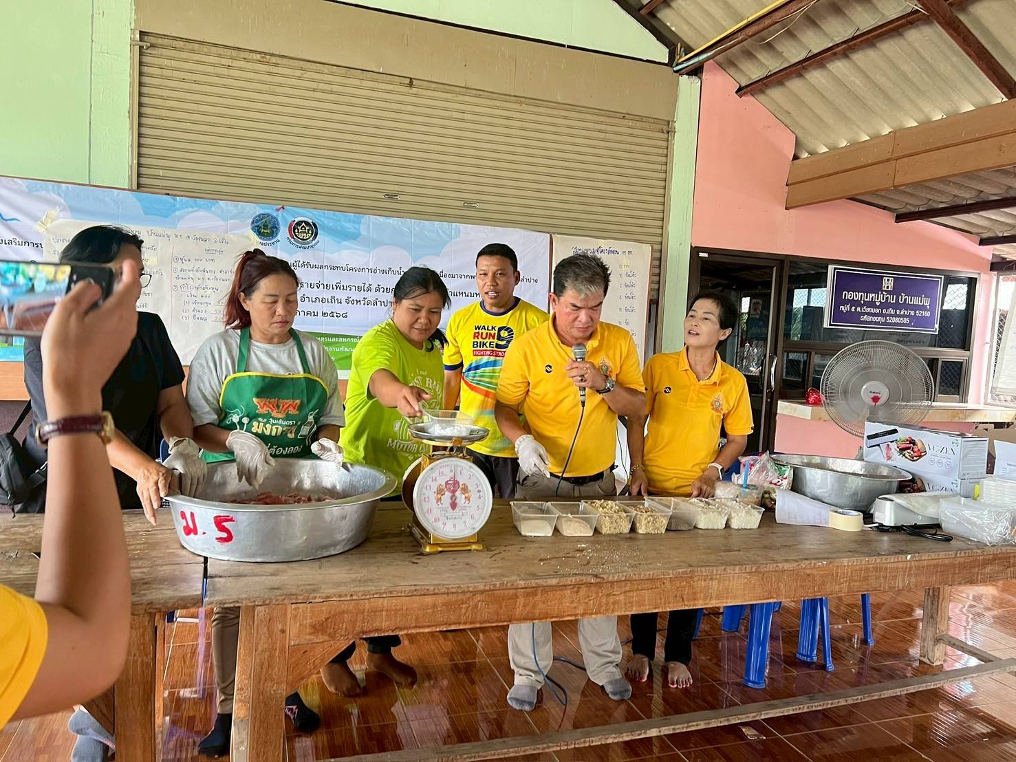 พช.ลำปาง ดำเนินโครงการส่งเสริมการประกอบอาชีพตามแนวทางปรัชญาของเศรษฐกิจพอเพียง แก่ครัวเรือนผู้ได้รับผลกระทบโครงการอ่างเก็บน้ำแม่มอกอันเนื่องมาจากพระราชดำริ จังหวัดลำปาง
