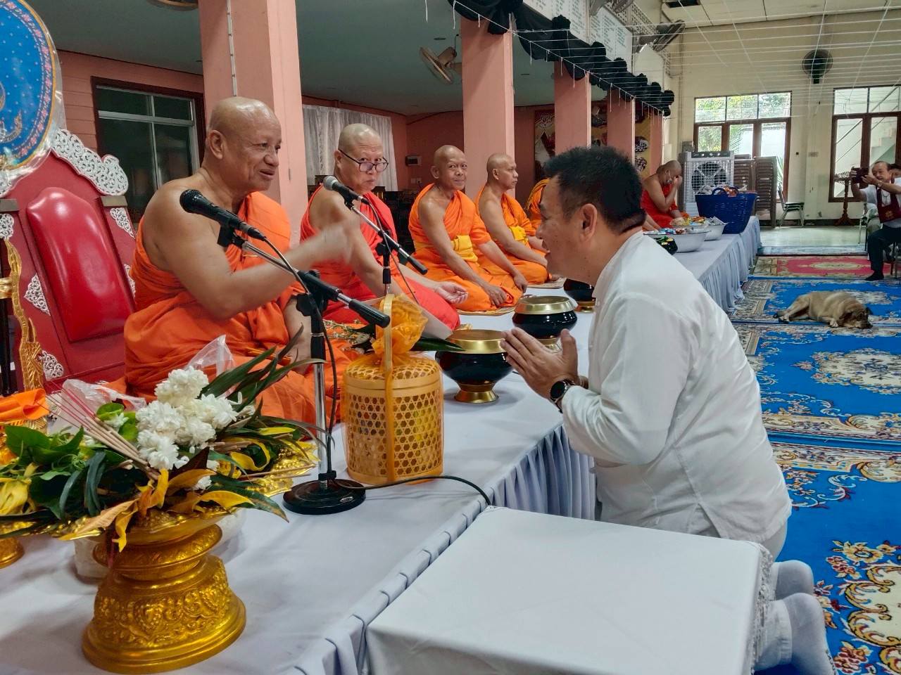พช.ลำปาง ร่วมพิธีทำบุญตักบาตรส่งเสริมพระพุทธศาสนา เนื่องในเทศกาลวันวิสาขบูชา พุทธศักราช 2568 ณ วัดพระเจดีย์ซาวหลัง พระอารามหลวง